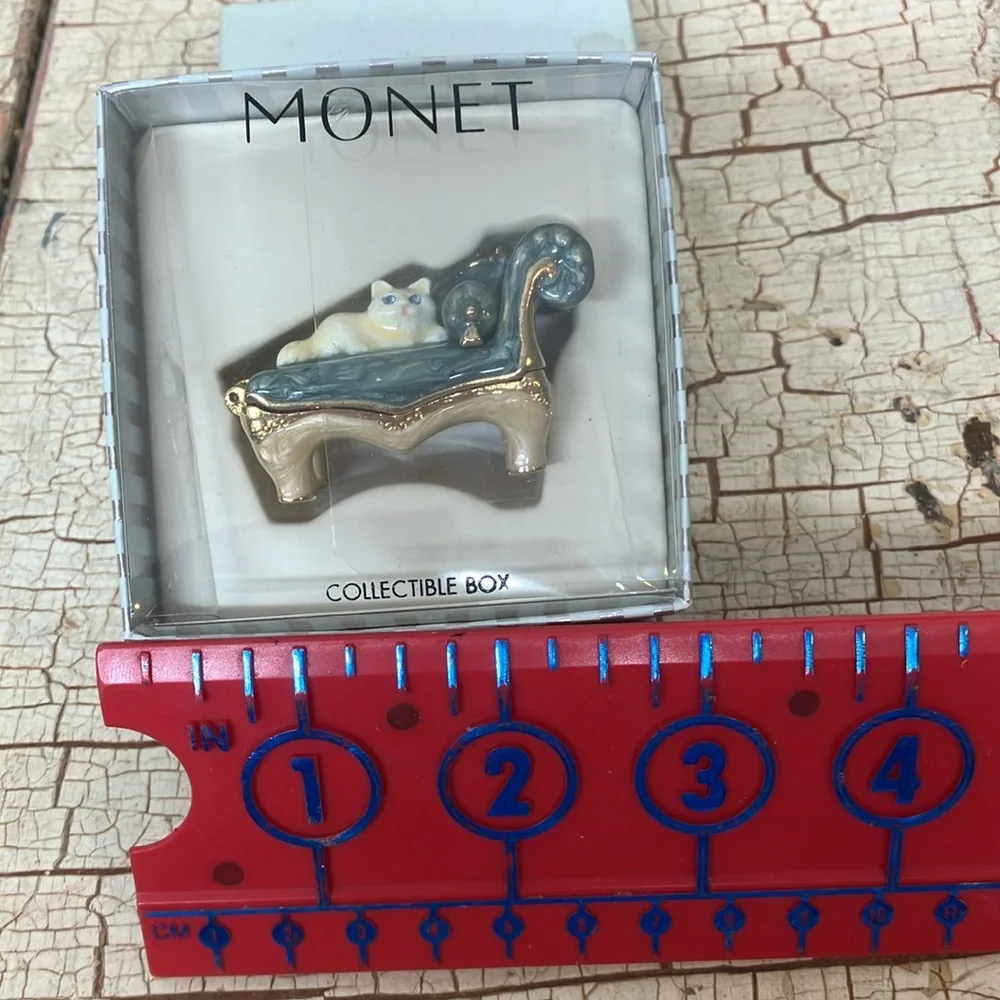 MONET “Chaise Lounge Cat